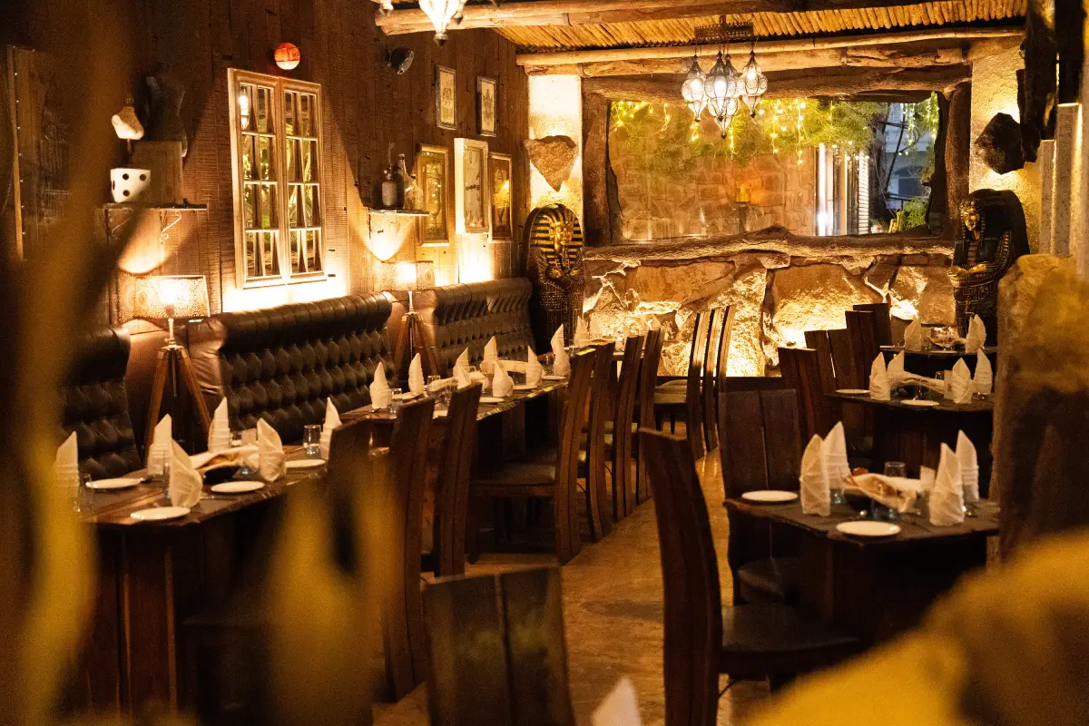 On The Rocks candlelit dining setup